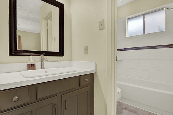 13211 Thorntree Dr HR-18