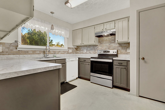 13211 Thorntree Dr MLS-11