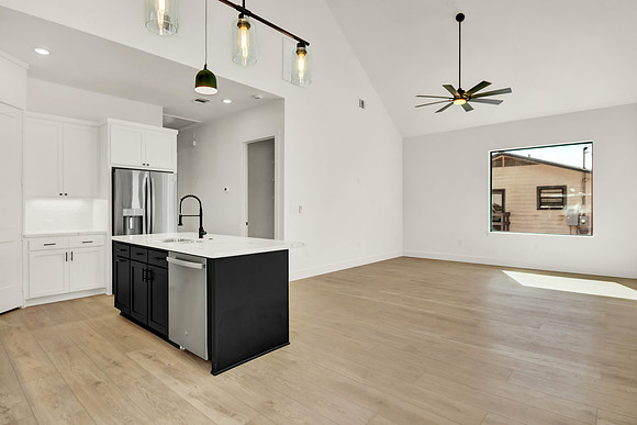 613 S Cherry St HR-8